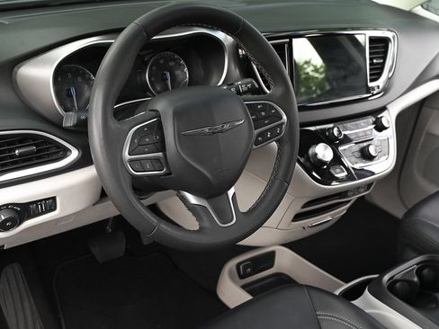 Used 2024 Chrysler Pacifica Touring-L FWD image 13