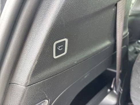 Used 2023 Chrysler Pacifica Touring FWD image 32