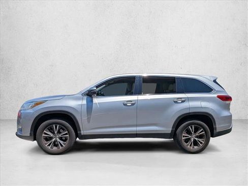 Used 2019 Toyota Highlander LE FWD image 2