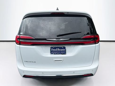 Used 2023 Chrysler Pacifica Touring-L FWD image 8