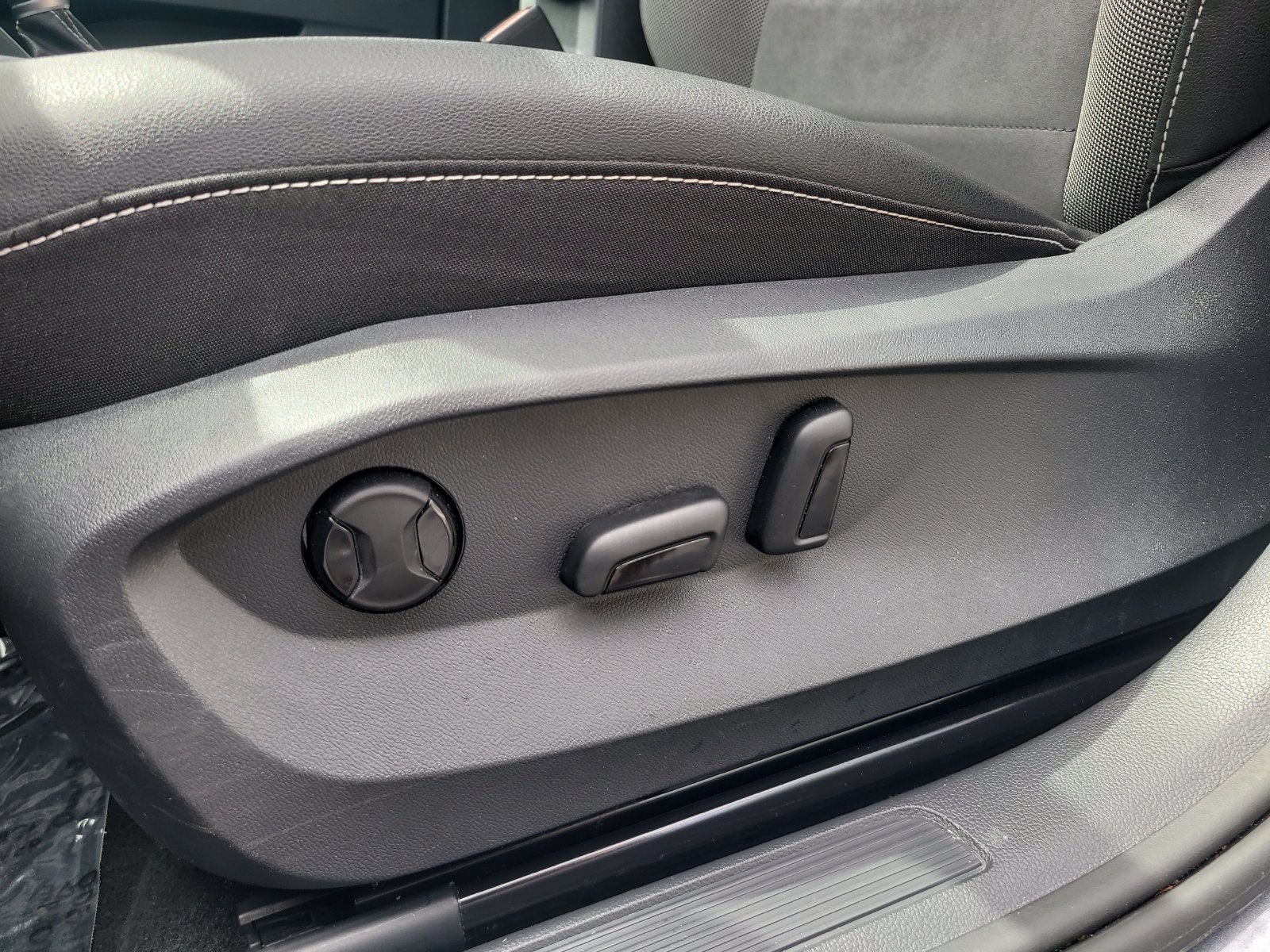 Used 2023 Volkswagen Taos SE w/ Panoramic Sunroof Package FWD image 16