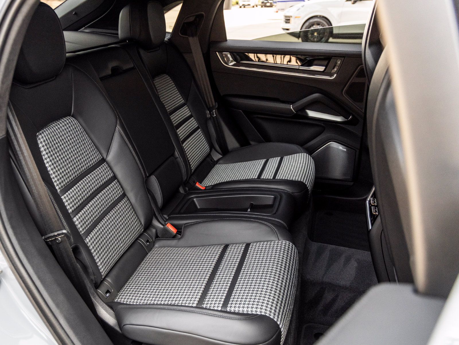 Certified 2025 Porsche Cayenne Turbo AWD/4WD image 39
