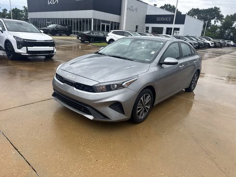 Used 2024 Kia Forte LXS w/ LXS Technology Package FWD image 4