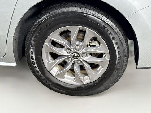 Certified 2025 Toyota Sienna LE image 9