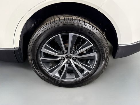 Used 2021 Toyota Venza LE AWD/4WD image 37