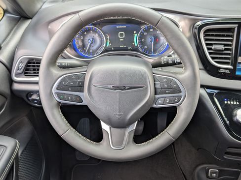 Used 2026 Chrysler Pacifica Select FWD image 26