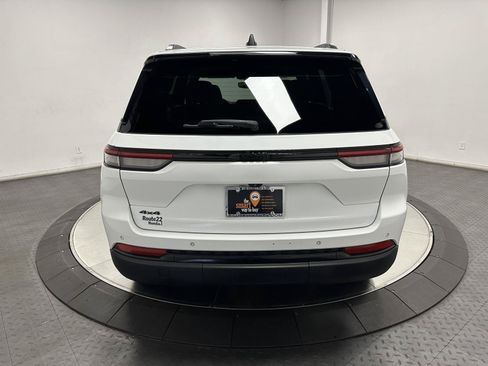 Used 2023 Jeep Grand Cherokee Altitude AWD/4WD image 11