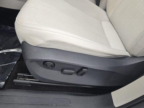 Used 2023 Volkswagen Tiguan SE w/ Panoramic Sunroof Package FWD image 29