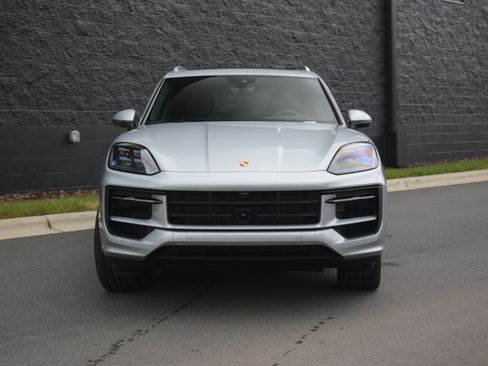 Certified 2025 Porsche Cayenne AWD/4WD image 10