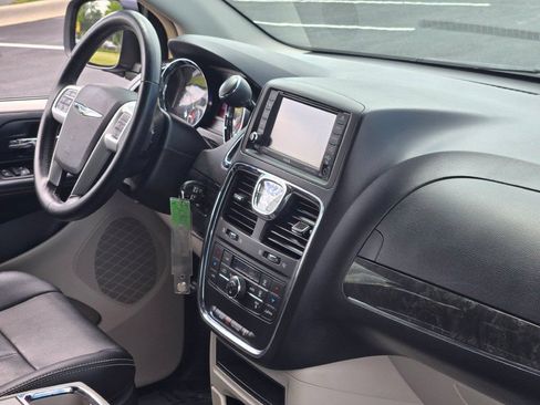 Used 2014 Chrysler Town & Country Touring FWD image 7