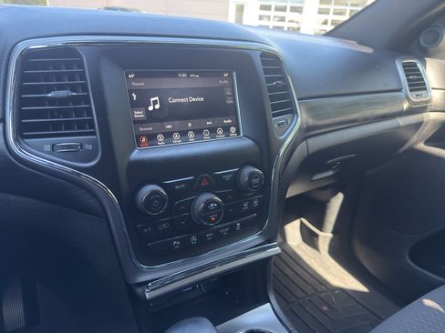 Used 2020 Jeep Grand Cherokee Laredo AWD/4WD image 14