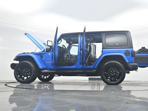 Used 2022 Jeep Wrangler Unlimited Sahara AWD/4WD image 38