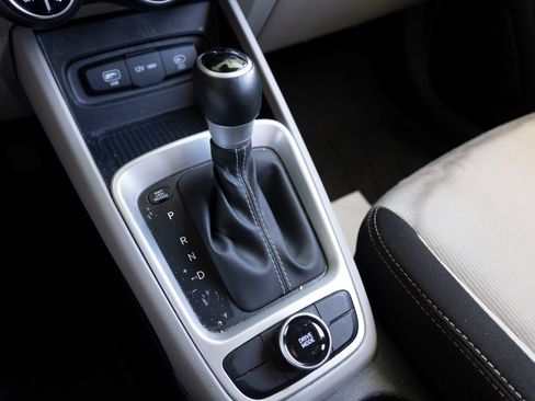 Used 2025 Hyundai Venue SEL FWD image 18