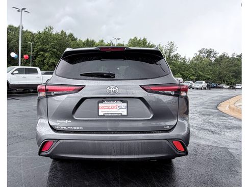 Used 2025 Toyota Highlander LE FWD image 8