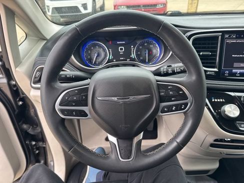 Used 2022 Chrysler Pacifica Touring-L FWD image 15