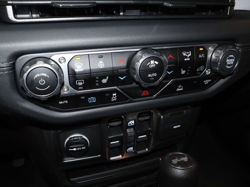 Used 2025 Jeep Wrangler Unlimited Sahara image 33