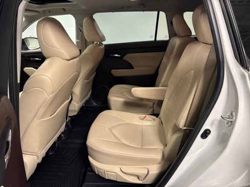 Used 2022 Toyota Highlander XLE FWD image 41