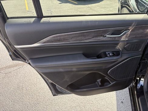 Used 2023 Jeep Grand Cherokee L Overland image 16