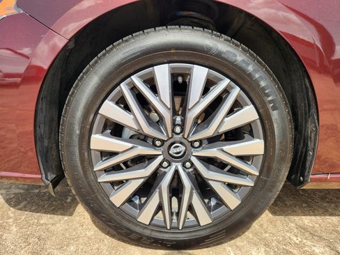 Used 2024 Nissan Altima 2.5 SV FWD image 11