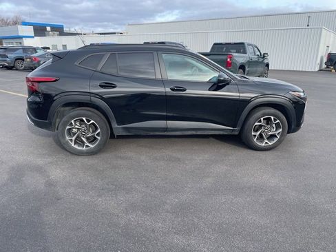 Used 2024 Chevrolet Trax LT w/ LT Convenience Package image 4