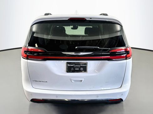 Used 2022 Chrysler Pacifica Touring-L w/ Uconnect Theater Family Group FWD image 6