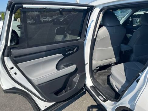 Used 2024 Toyota Highlander XLE AWD/4WD image 20