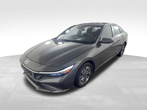 Used 2024 Hyundai Elantra SEL FWD image 3