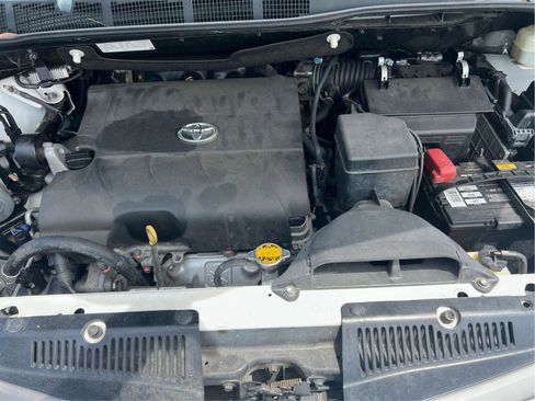 Used 2014 Toyota Sienna XLE w/ XLE Premium Package FWD image 33