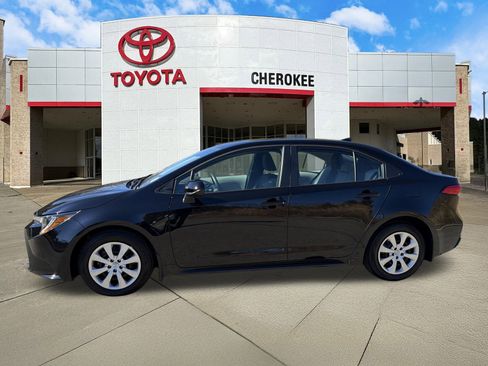 Used 2025 Toyota Corolla LE image 8