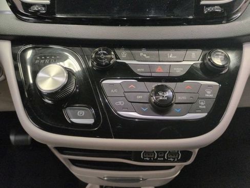 Used 2023 Chrysler Pacifica Touring-L FWD image 22