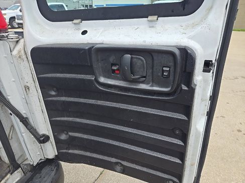Used 2015 Chevrolet Express 2500 image 10