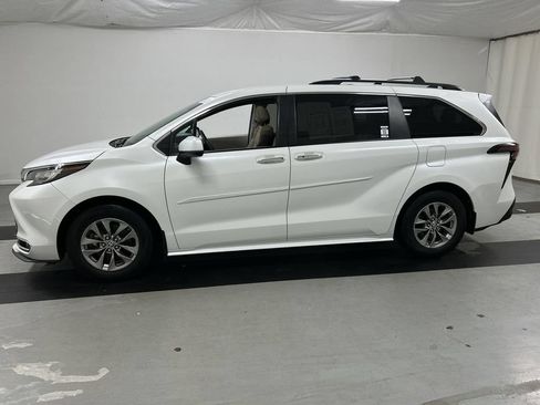 Used 2023 Toyota Sienna XLE w/ XLE Plus Package AWD/4WD image 6