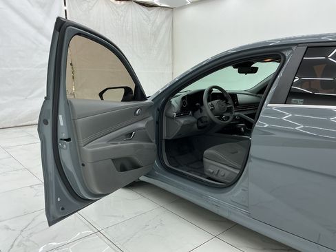 Used 2022 Hyundai Elantra SEL w/ Convenience + Premium Package FWD image 16