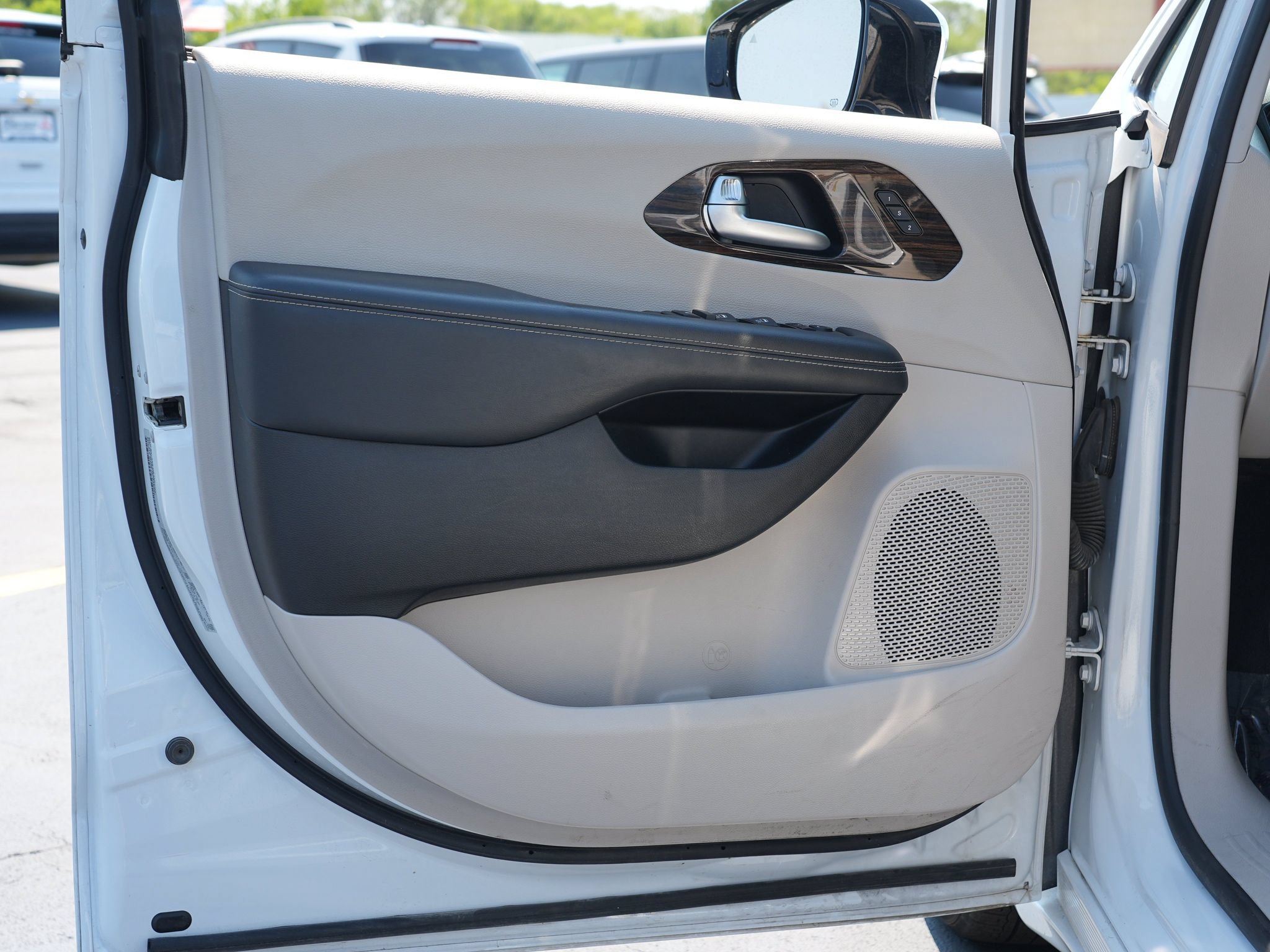 Used 2023 Chrysler Pacifica Limited FWD image 15