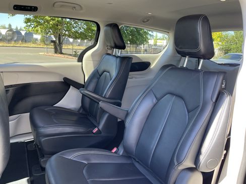 Used 2024 Chrysler Pacifica Limited FWD image 15