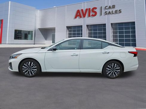 Used 2025 Nissan Altima 2.5 SV FWD image 2