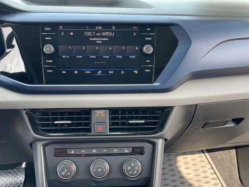 Used 2022 Volkswagen Taos SE w/ Panoramic Sunroof Package FWD image 16