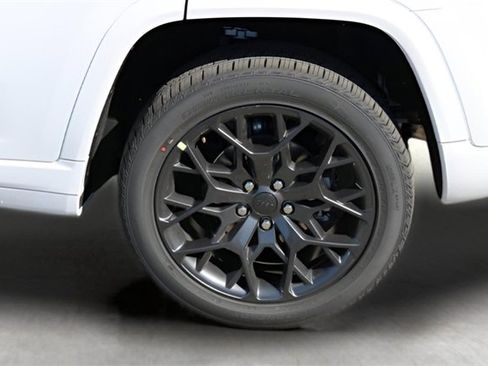 New 2025 Jeep Grand Cherokee Summit image 9