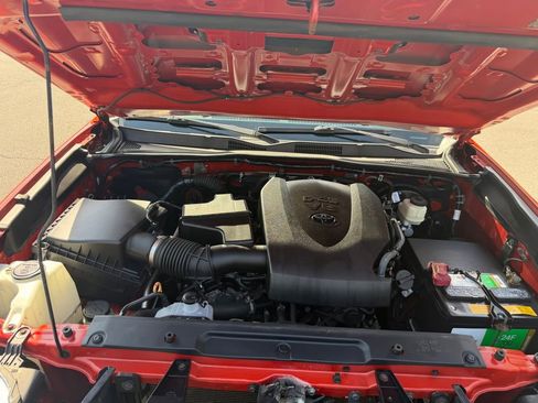 Used 2018 Toyota Tacoma TRD Sport AWD/4WD image 37