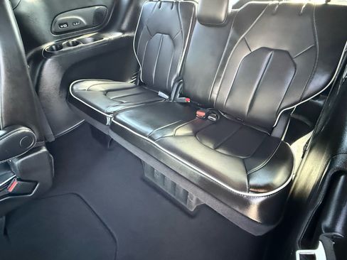 Used 2023 Chrysler Pacifica Limited w/ Uconnect Theater Family Group image 11