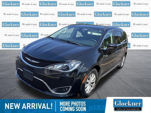 Used 2018 Chrysler Pacifica Touring-L FWD image 1