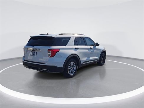 Used 2021 Ford Explorer XLT w/ Equipment Group 202A image 7