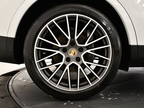 Used 2023 Porsche Cayenne Platinum Edition image 18