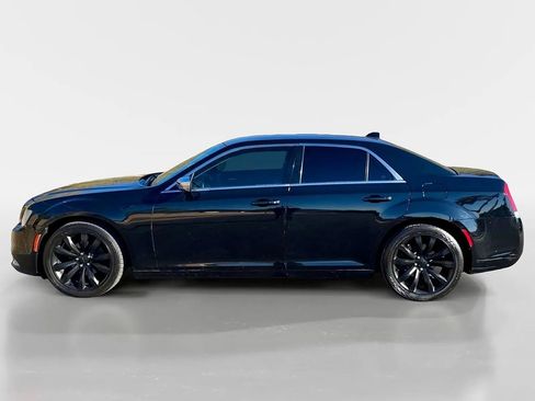 Used 2018 Chrysler 300 Touring w/ Chrome Appearance Package image 2