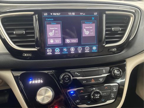 Used 2020 Chrysler Pacifica Touring-L FWD image 43