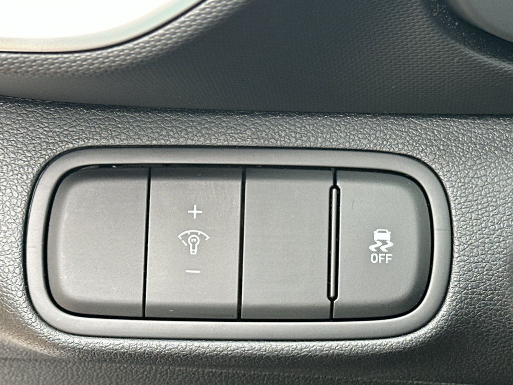 Used 2025 Hyundai Venue SEL FWD image 23