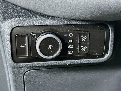 Used 2025 Ford Explorer Active w/ Active Comfort Package RWD image 17