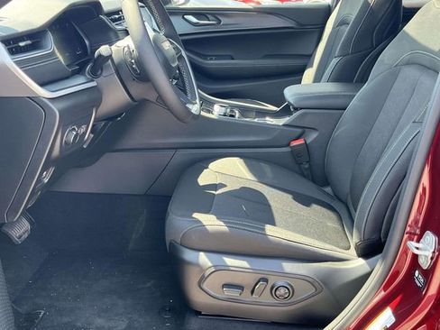 New 2025 Jeep Grand Cherokee L Laredo image 10