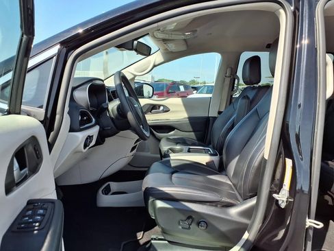 Used 2024 Chrysler Pacifica Touring-L FWD image 21