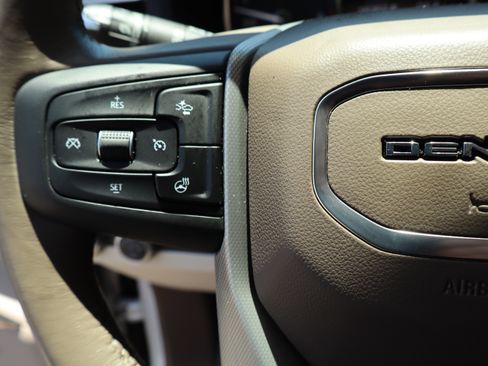 Used 2021 GMC Yukon Denali w/ Denali Ultimate Package AWD/4WD image 22